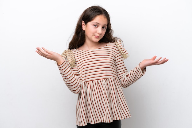Klein meisje geïsoleerd op een witte achtergrond met twijfels terwijl het opsteken van de handen