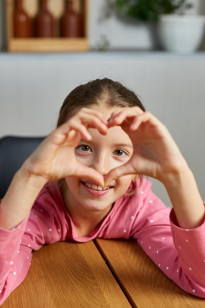 Klein meisje harten maken van handen liefde