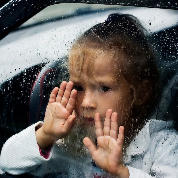 Klein meisje in de auto