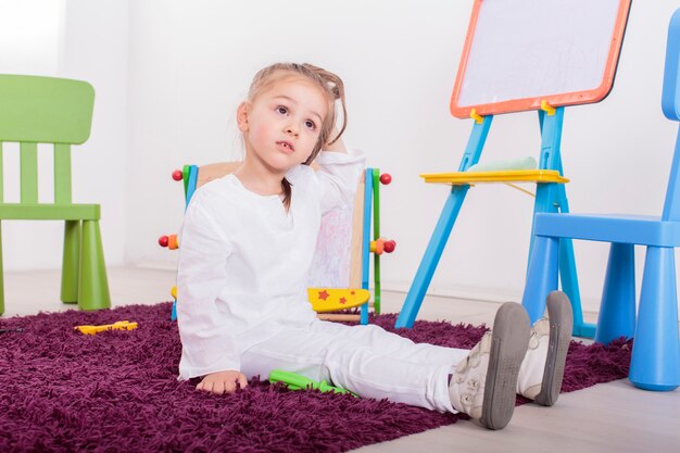 Klein meisje in de kamer