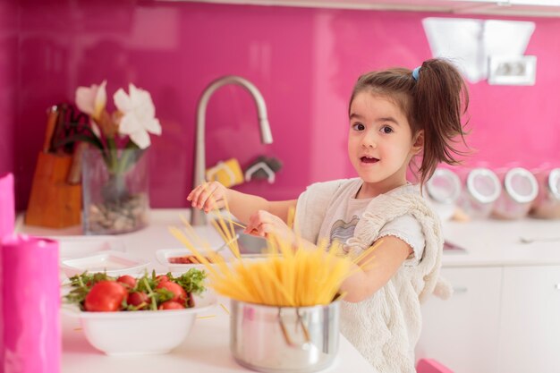 Klein meisje in de keuken