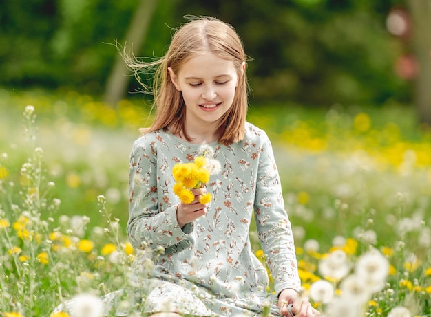 Klein meisje in de natuur