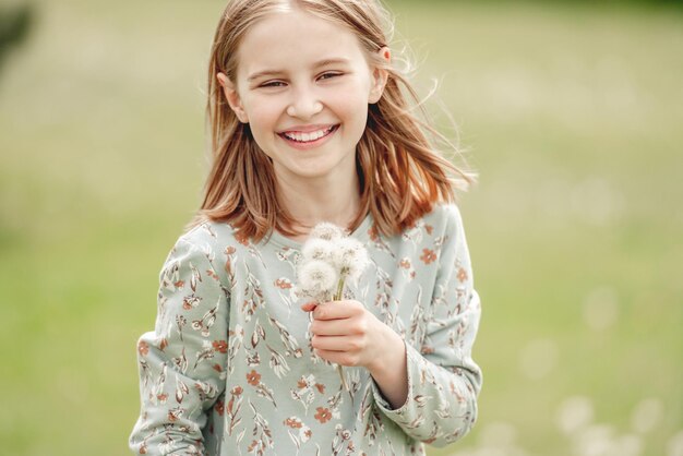 Klein meisje in de natuur