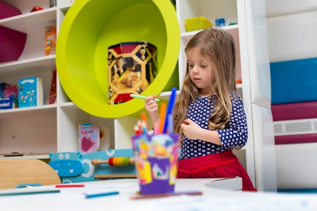 Klein meisje in de speelkamer