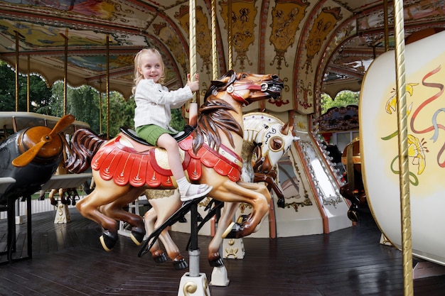 Klein meisje in een pretpark rijdt