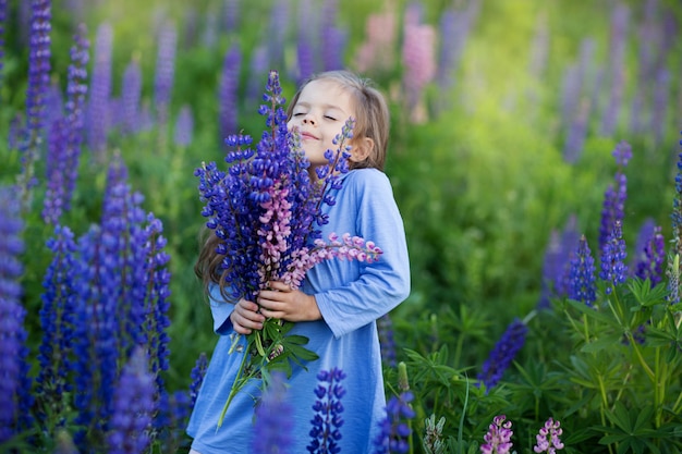 Klein meisje in een veld van bloemen