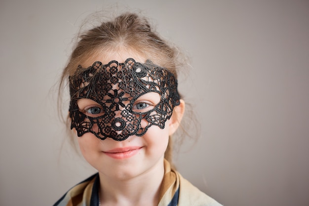 Klein meisje in een vintage visnet masker