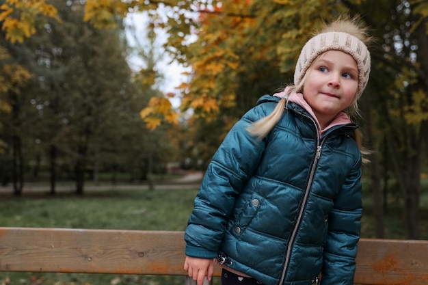 Klein meisje in het najaar park