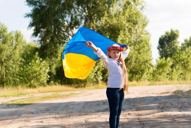 klein meisje in nationale Oekraïense kleding - vyshyvanka. Oekraïne, kind in de natuur.