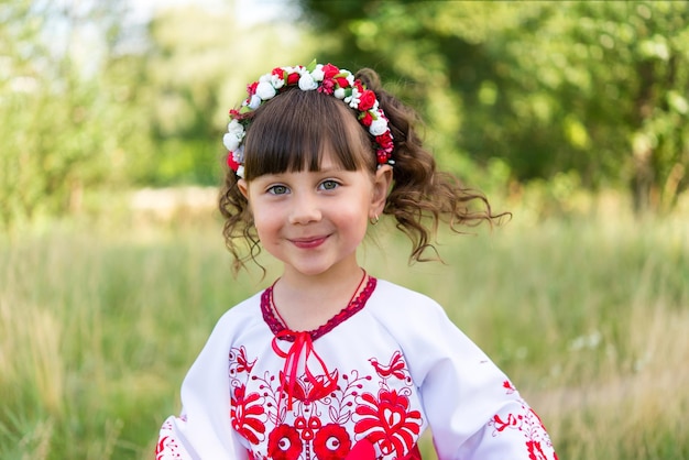 klein meisje in nationale Oekraïense kleding - vyshyvanka. Oekraïne, kind in de natuur