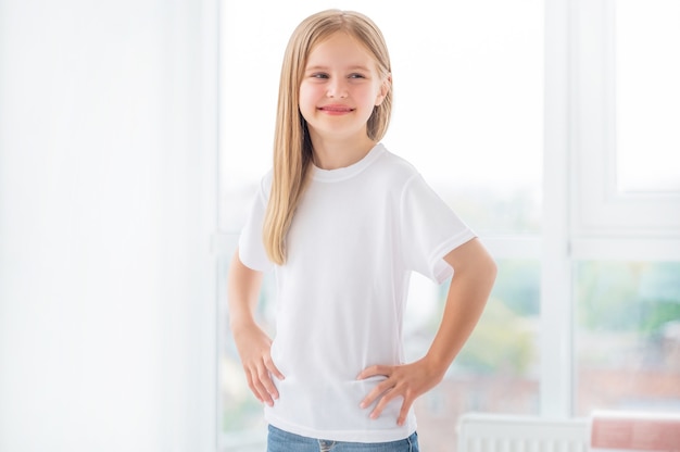 Klein meisje in nieuwe witte kleren