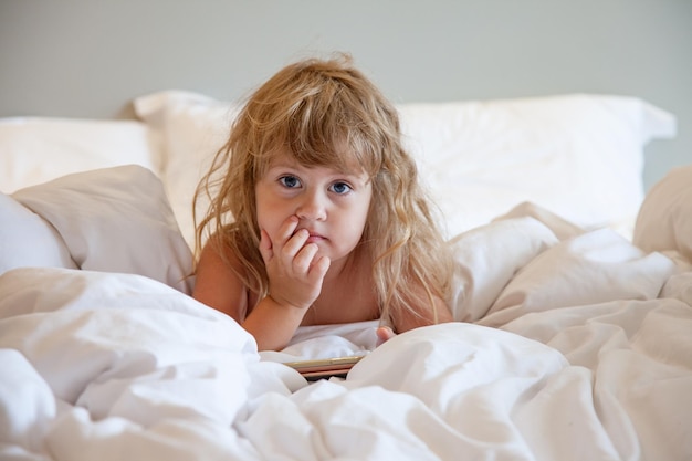 Klein meisje is onlangs wakker geworden in luxe hotelkamer