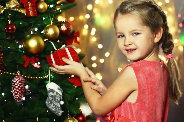 Klein meisje kerstboom versieren