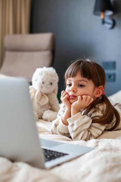 Klein meisje kijken naar de laptop