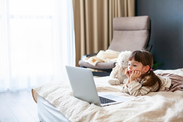 Klein meisje kijken naar de laptop