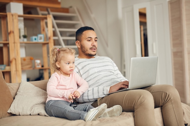 Klein meisje kijken naar video's met papa