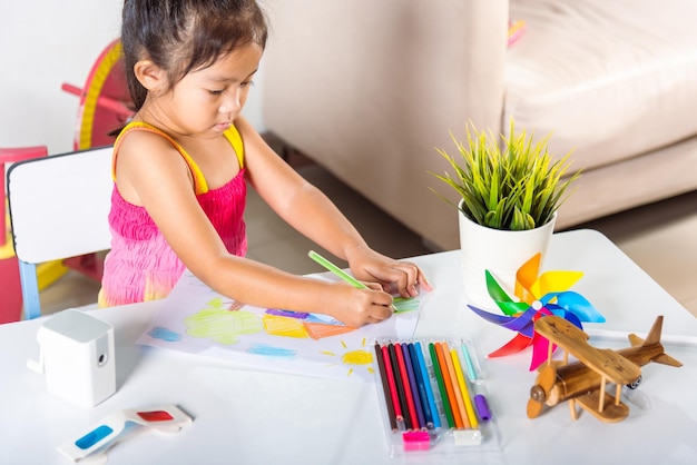 Klein meisje kleurrijk tekeningslandschap mijn huisdroom op papier