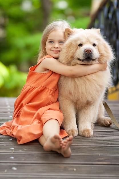 klein meisje knuffelen rode hond