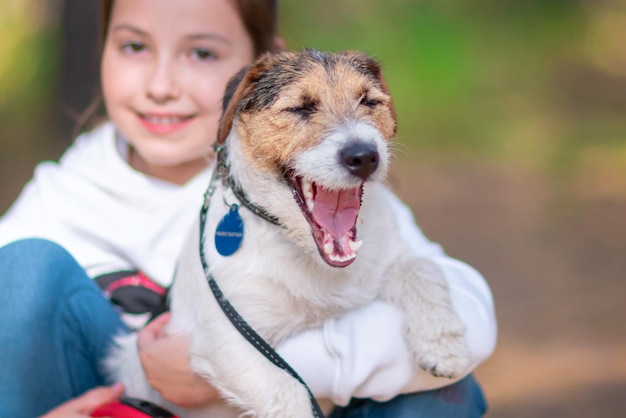 Klein meisje knuffelt haar hond