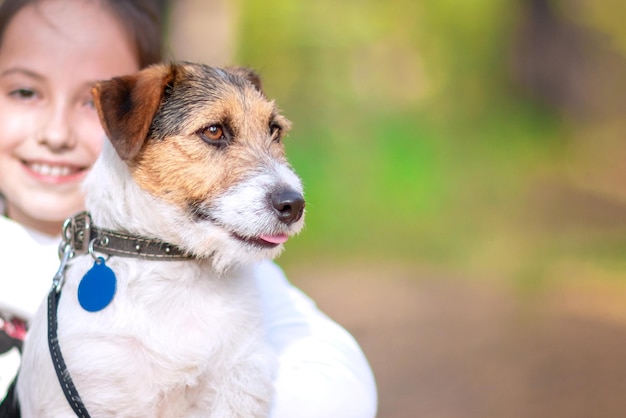 Klein meisje knuffelt haar hond