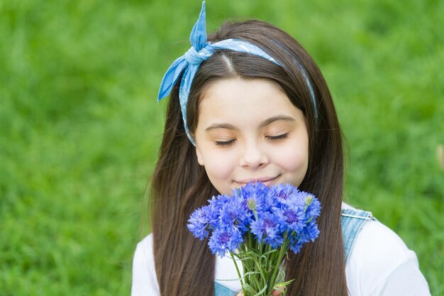 Klein meisje korenbloemen boeket vakantiegroeten mijn favorieten concept