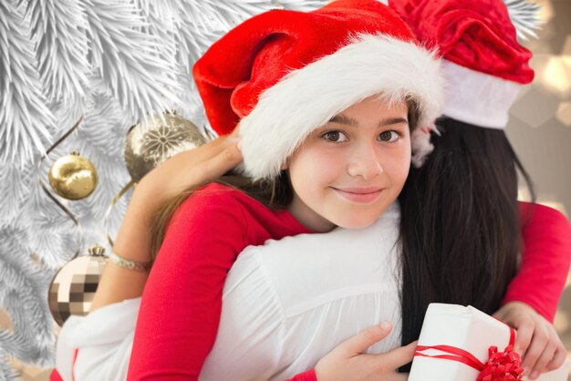 Klein meisje krijgt cadeau tegen kerstversiering op tak
