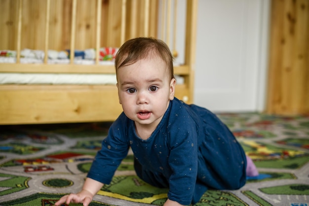 Klein meisje kruipt op de grond