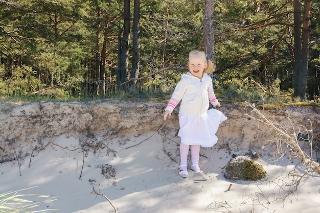 Klein meisje loopt op het strand