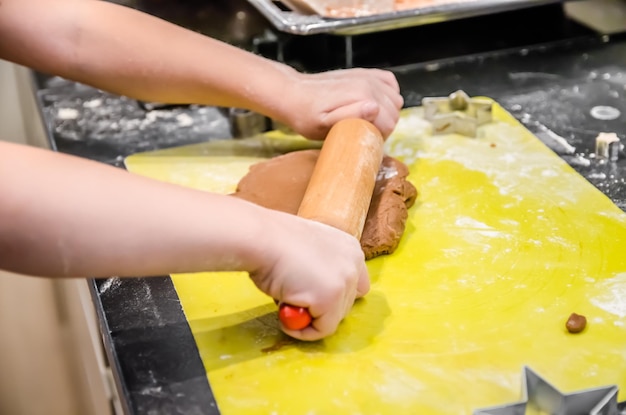 Klein meisje maakt zelf gemberkoekjes voor kerst