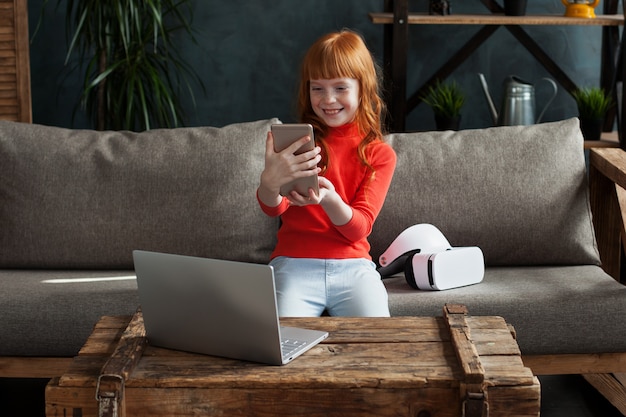 Klein meisje met behulp van smartphone