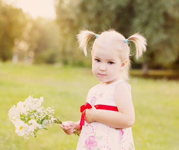 Klein meisje met bloemen