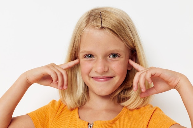 Foto klein meisje met blond haar glimlach poseren leuk