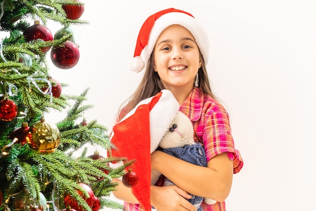 Klein meisje met de doos van de gift van kerstmis.