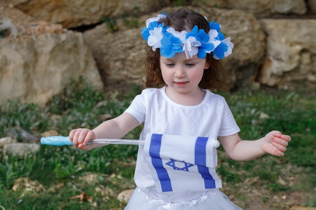 Klein meisje met de vlag van Israël in haar handen