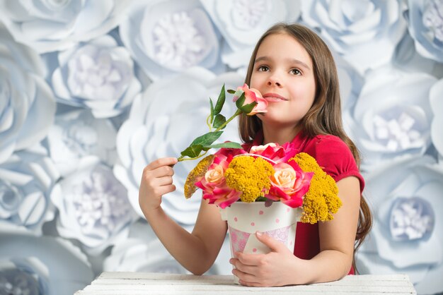 Klein meisje met een bloem in haar hand