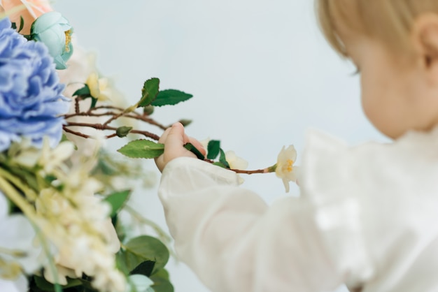 Klein meisje met een bloem