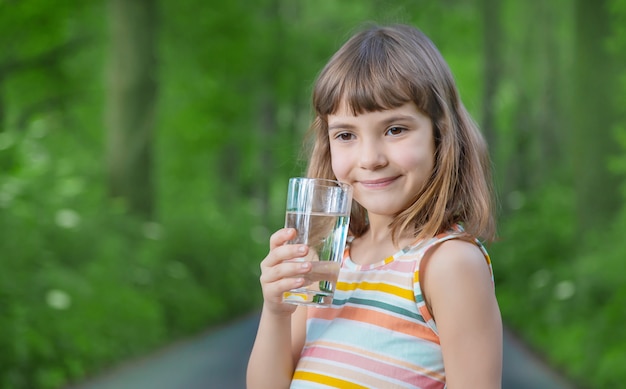 Klein meisje met een glas water