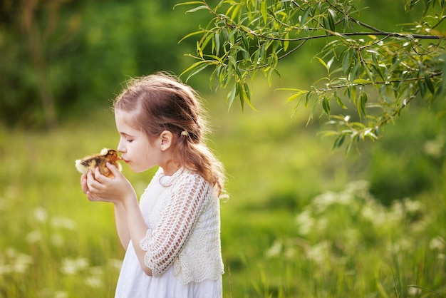 Klein meisje met een schattig eendje in de handen