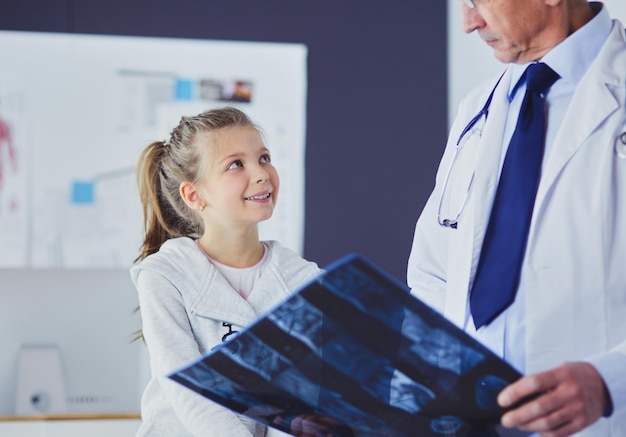 Klein meisje met haar moeder bij dokter op consultatie