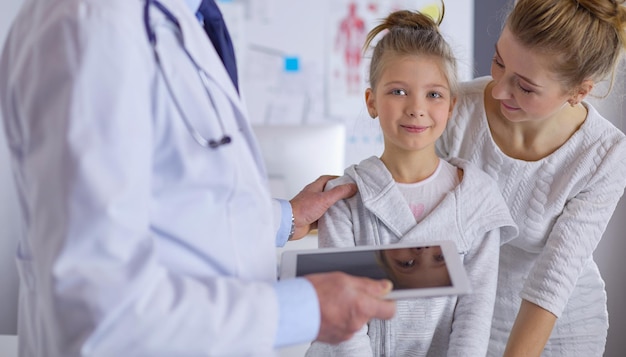 Foto klein meisje met haar moeder bij dokter op consultatie