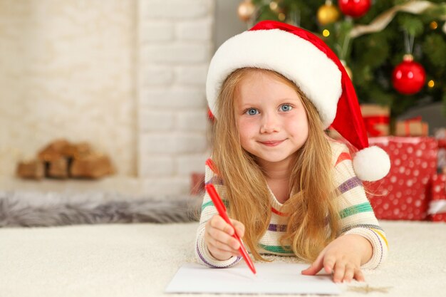 Klein meisje met kerstcadeaus in kerstinterieur