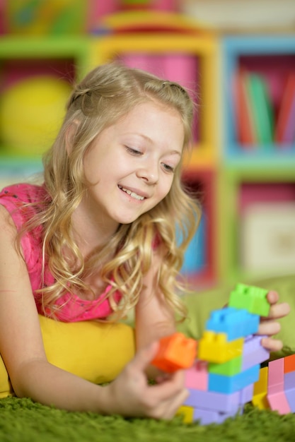 Klein meisje met kleurrijke plastic blokken