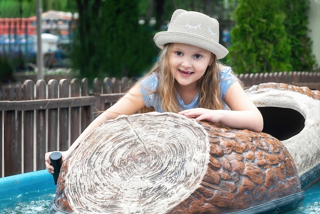 Klein meisje met strohoed op waterattracties voor kinderen