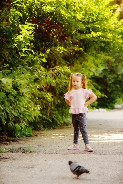 Foto klein meisje op de wandeling in de zomer