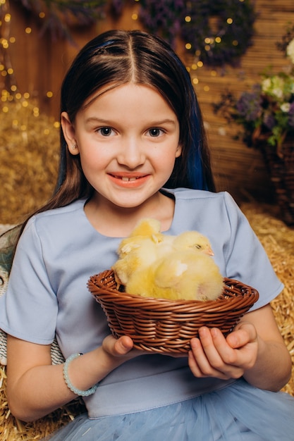 Klein meisje op een boerderij met kippen