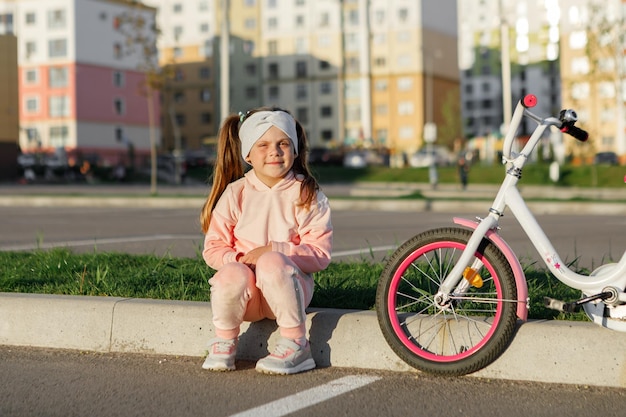 Klein meisje op een fiets in het zomerpark