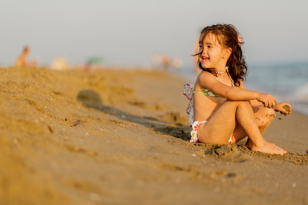 Klein meisje op het strand