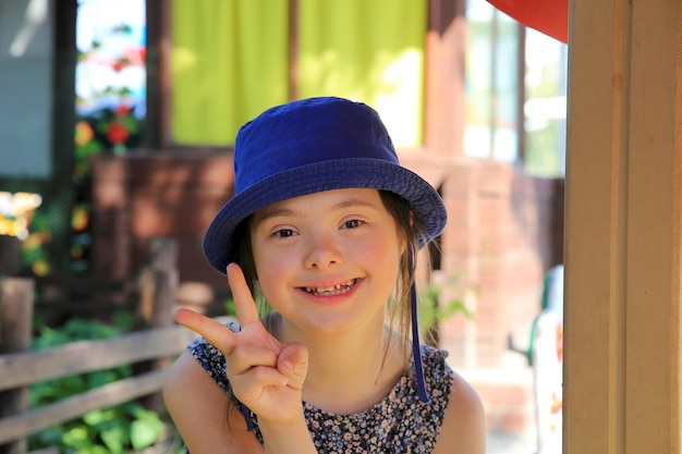 Klein meisje op zomerkamp