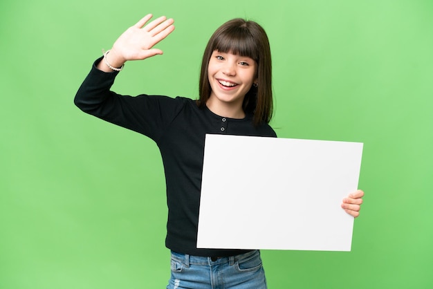 Klein meisje over geïsoleerde chroma key achtergrond met een leeg bordje en groeten