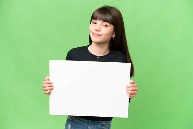 Klein meisje over geïsoleerde chroma key achtergrond met een leeg bordje